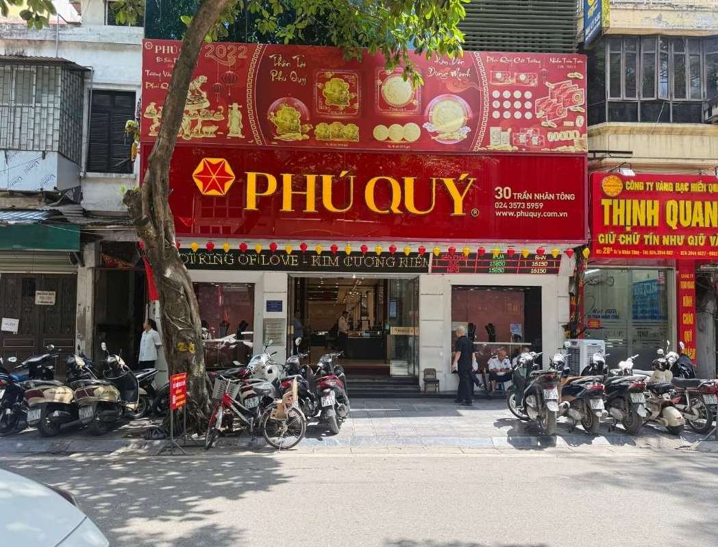 Giá vàng giảm sâu nhưng nhiều cửa hàng tại Hà Nội không còn cảnh người dân xếp hàng mua vào như trước. Ảnh: Lệ Hà