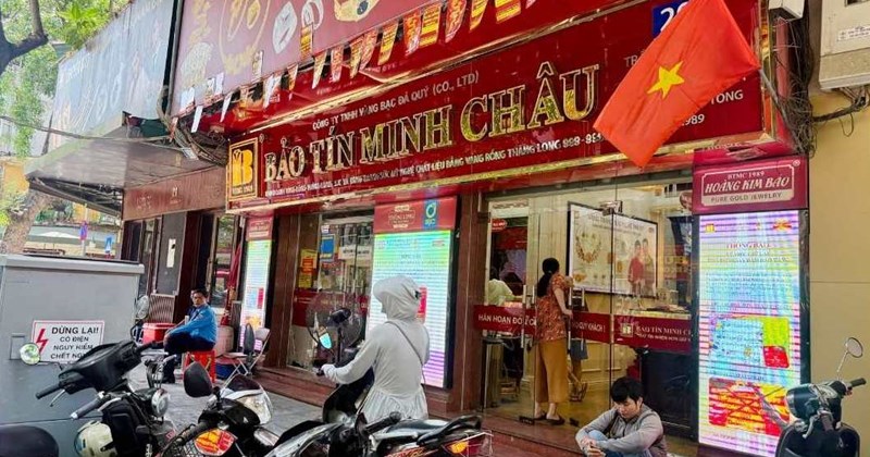 Giá vàng hạ nhiệt, người mua tranh thủ, người bán ngần ngại