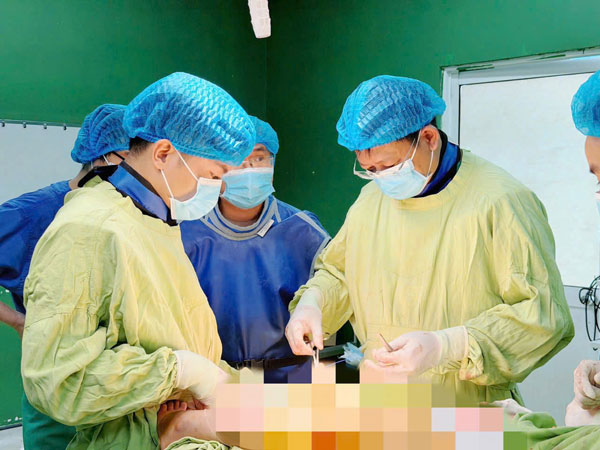 Doctors and nurses perform surgery, cut and remove lesions, trying to keep his legs after the serious accident. Photo: BVCC