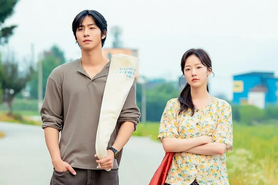 Ahn Hyo Seop và Chae Won Bin trong phim “Hôm nay lại bán hết”. Ảnh: Nhà sản xuất