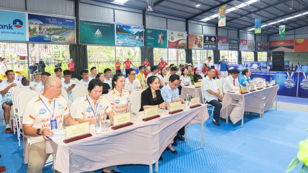 Đại biểu dự lễ khai mạc. Ảnh: Khánh Vân