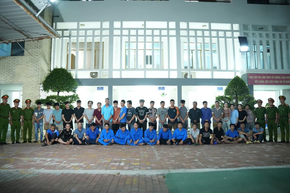 Ho Chi Minh City Police arrested 35 subjects, dismantling a ring trading in cyanide poison. Photo: Police provided