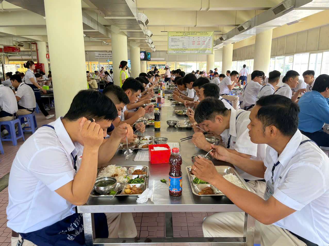 Grassroots trade unions in Ho Chi Minh City ensure the quality of lunch meals for union members. Photo: Dinh Trong