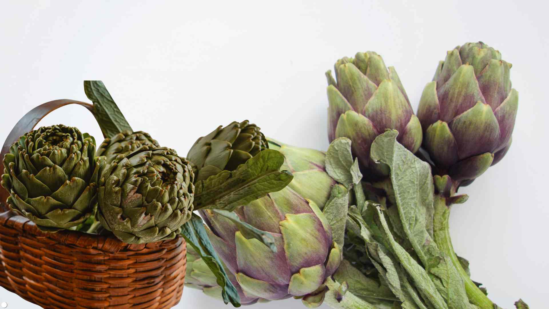 Cooking artichoke leaves for drinking helps support maintaining water balance in hot weather, supporting body detoxification. Graphic photo: Huong Son