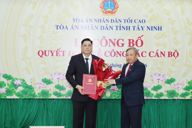 Ông Phùng Văn Hải (trái) nhận quyết định bổ nhiệm chức vụ Chánh án TAND tỉnh Tây Ninh. Ảnh: TAND Tối cao