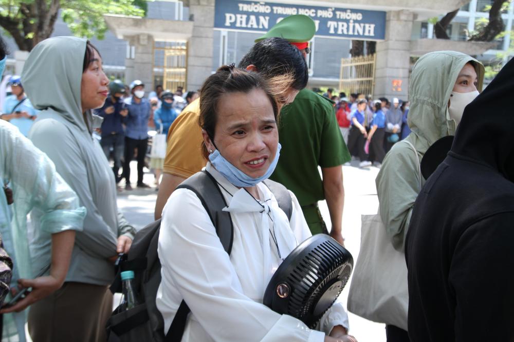 Busily getting up early in the morning, Da Nang parents travel dozens of kilometers to take their children to the 10th grade entrance exam site. Photo: Thanh Huyen