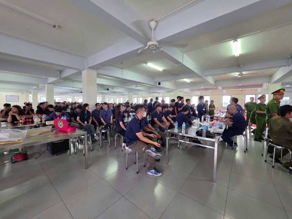 Bên cạnh việc xét nghiệm lực lượng chức năng cũng tuyên truyền cho công nhân về tác hại của ma túy và cách thức phòng chống. Ảnh: Công nhân