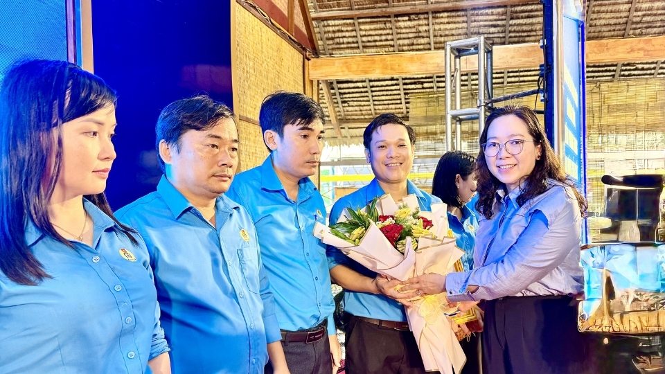 Ms. Nguyen Thi Hong Nhung, Member of the Standing Committee of the Provincial Party Committee, Standing Vice Chairwoman of the Provincial Vietnam Fatherland Front Committee, presents flowers to congratulate typical party members who were commended in studying and following Uncle Ho. Photo: Hoang Loc