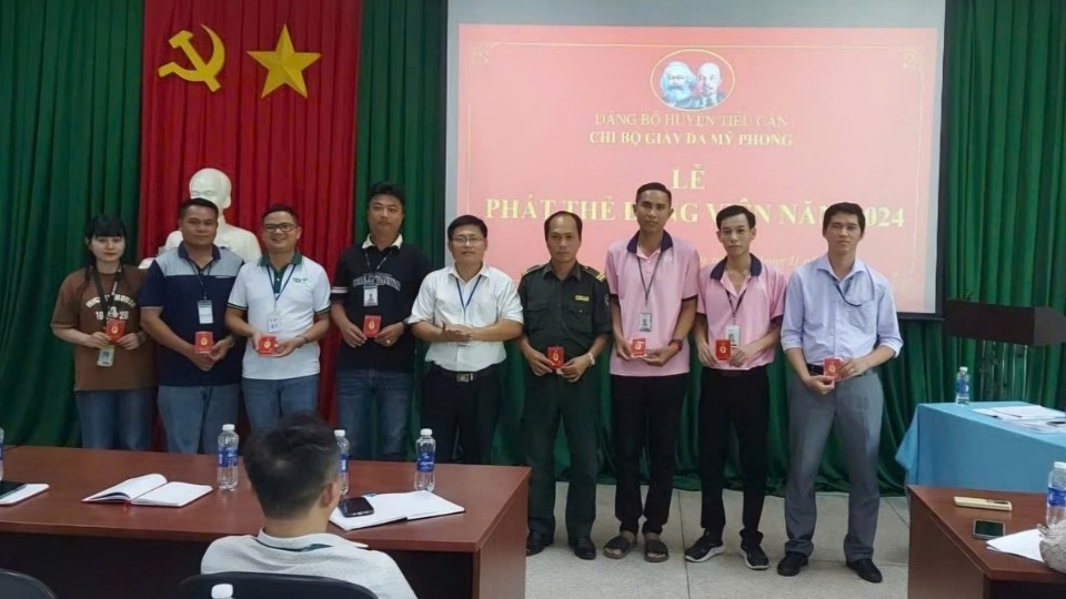 Công nhân, đoàn viên ưu tú tham gia lớp bồi dưỡng nhận thức về Đảng tại doanh nghiệp ngoài nhà nước. Ảnh: Hoàng Lộc