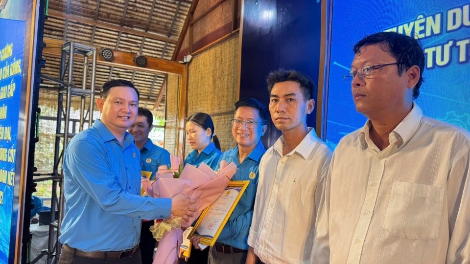 Nguyễn Phúc Linh - Chủ tịch LĐLĐ tỉnh Vĩnh Long, biểu dương các tập thể, cá nhân điển hình trong phong trào công nhân, lao động và học tập, làm theo tư tưởng, đạo đức, phong cách Hồ Chí Minh.