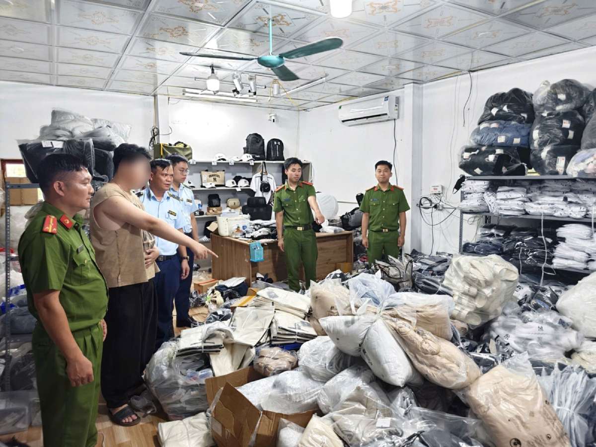 Functional forces inspect and discover business household Vu Thi P selling goods showing signs of counterfeiting trademarks being protected in Vietnam. Photo: Ninh Binh Police