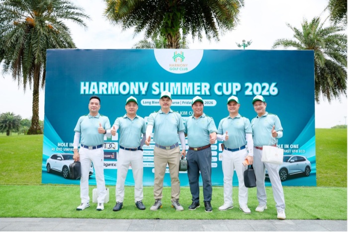 Các golfer hội tụ tại sân Golf Long Biên. Ảnh: HS