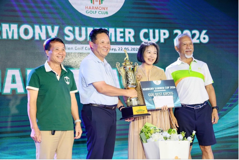 Nữ golfer xuất sắc nhất giải đấu - Golfer Nguyễn Thị Hồng. Ảnh: HS
