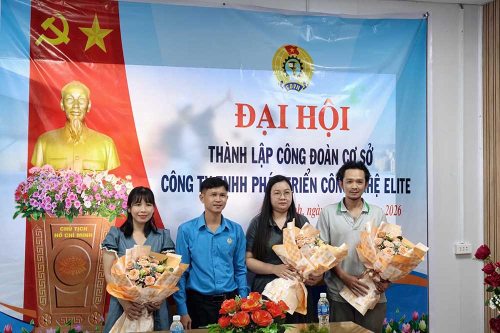 Mr. Nguyen Trong Danh - Member of the Standing Committee of the Tay Ninh Provincial Labor Federation, Deputy Head of the Provincial Industrial Zones Trade Union congratulated the Congress. Photo: Phuong Dung