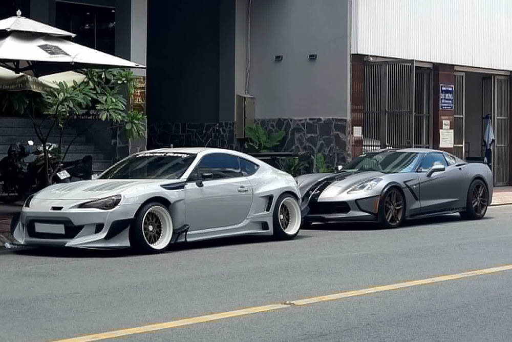 The pair of Toyota 86 modified Rocket Bunny and Chevrolet Corvette C7 Stingray sports cars attracted attention when appearing on the streets of Ho Chi Minh City. Photo: Gia Thuan