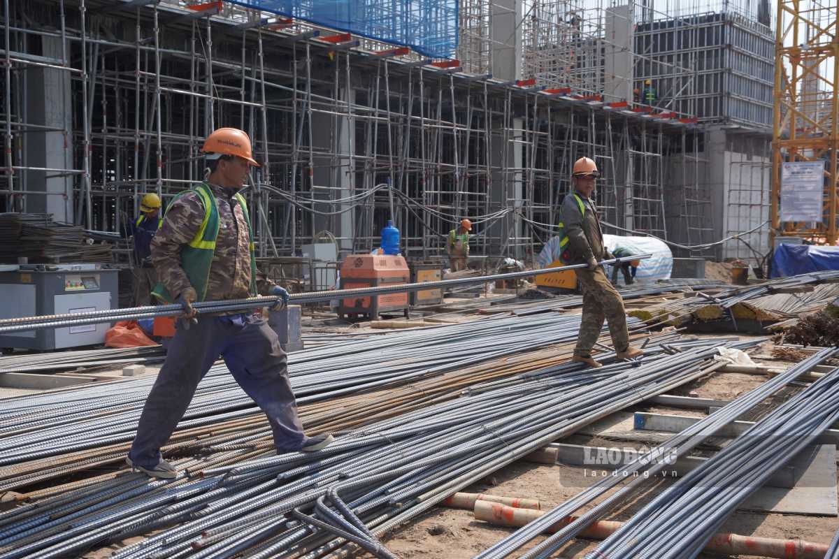 Workers diligently constructing on the construction site of Thai Binh General Hospital, Hung Yen province in the hot season. Photo: Luong Ha