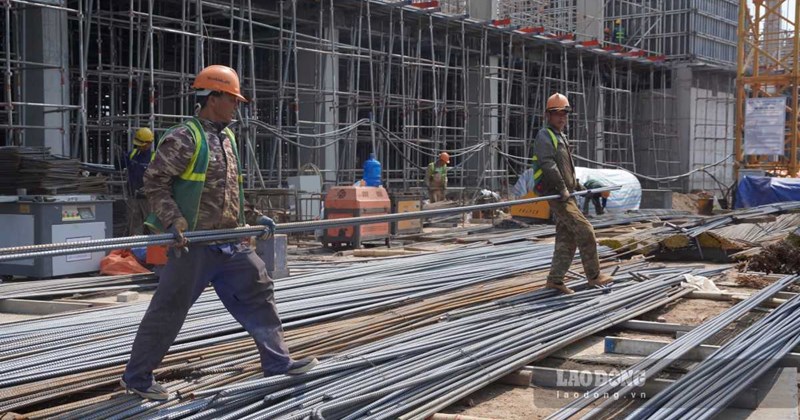 Công nhân bám trụ công trường bệnh viện 1.200 giường giữa nắng nóng