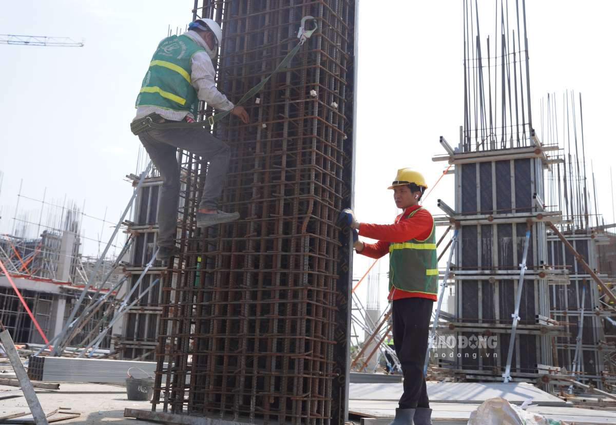 Công nhân được trang bị đồ bảo hộ để làm việc trong thời tiết nắng nóng. Ảnh: Lương Hà