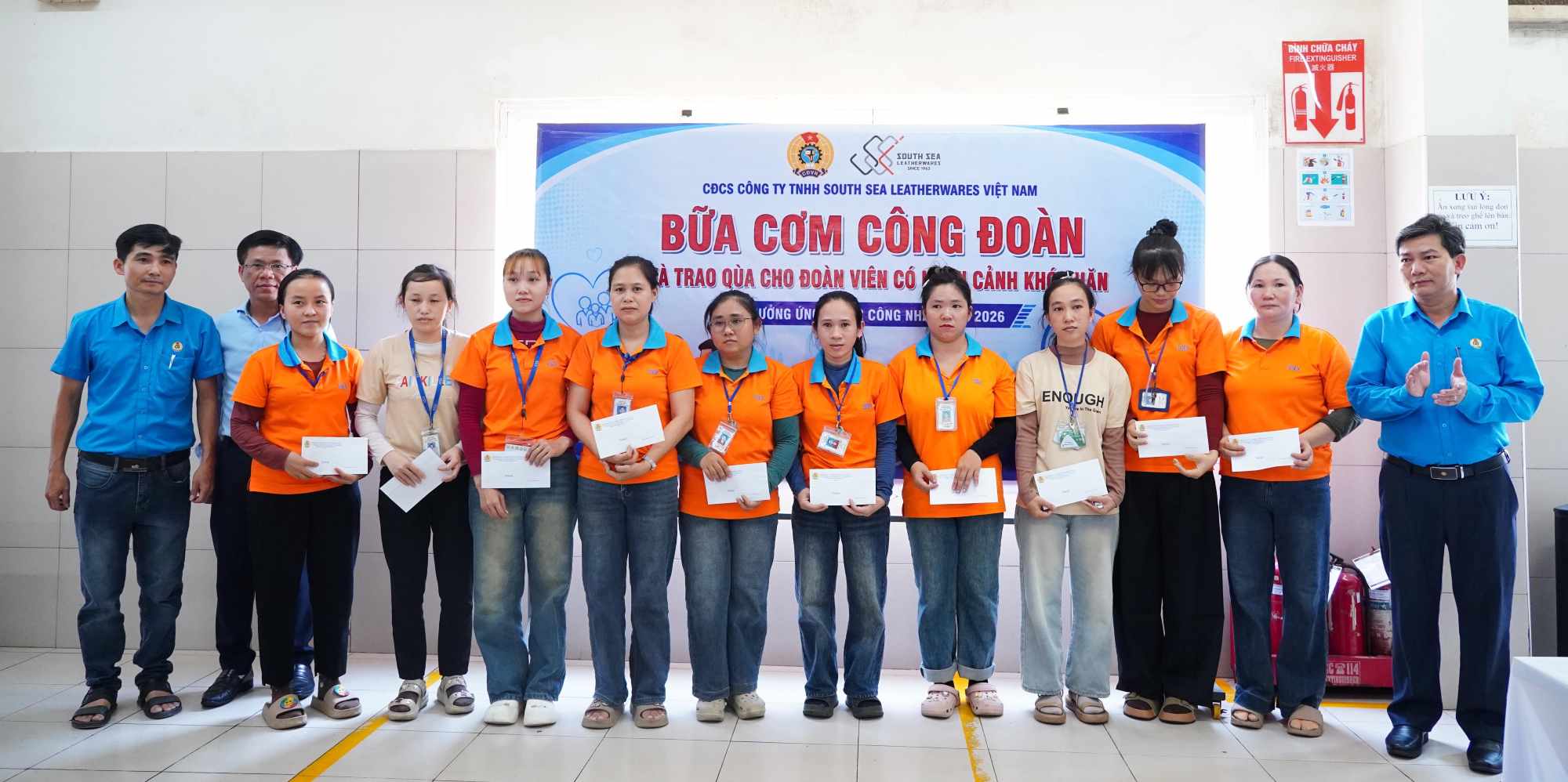 Đại diện Lãnh đạo Liên đoàn Lao động tỉnh trao quà cho các đoàn viên Công ty South Sea Leatherwares Việt Nam. Ảnh: Huỳnh Thảo
