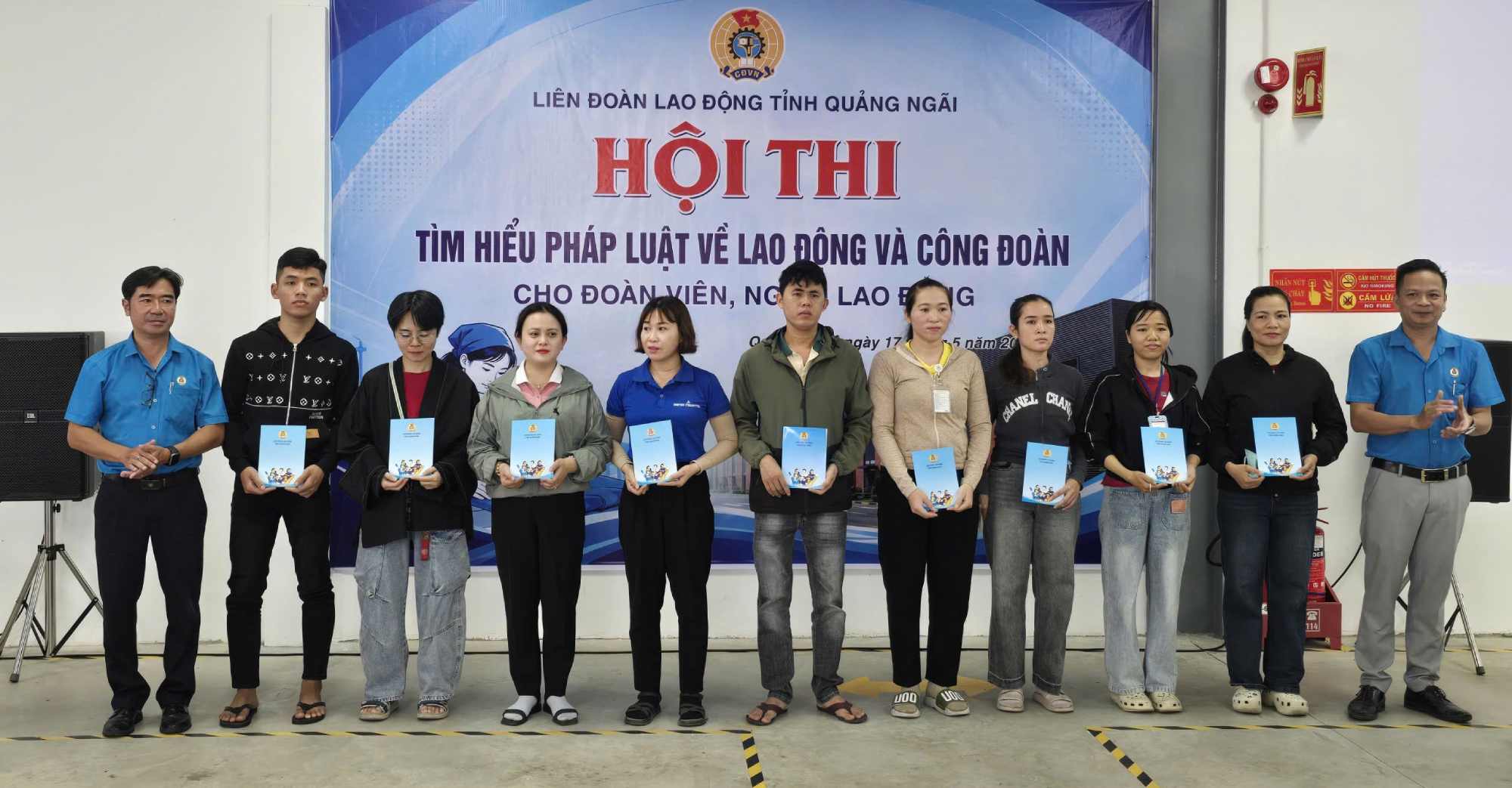 Đại diện Liên đoàn Lao động tỉnh trao quà cho đoàn viên, công nhân lao động có hoàn cảnh khó khăn tại công ty TNHH Mensa Industries. Ảnh: Đông Giang