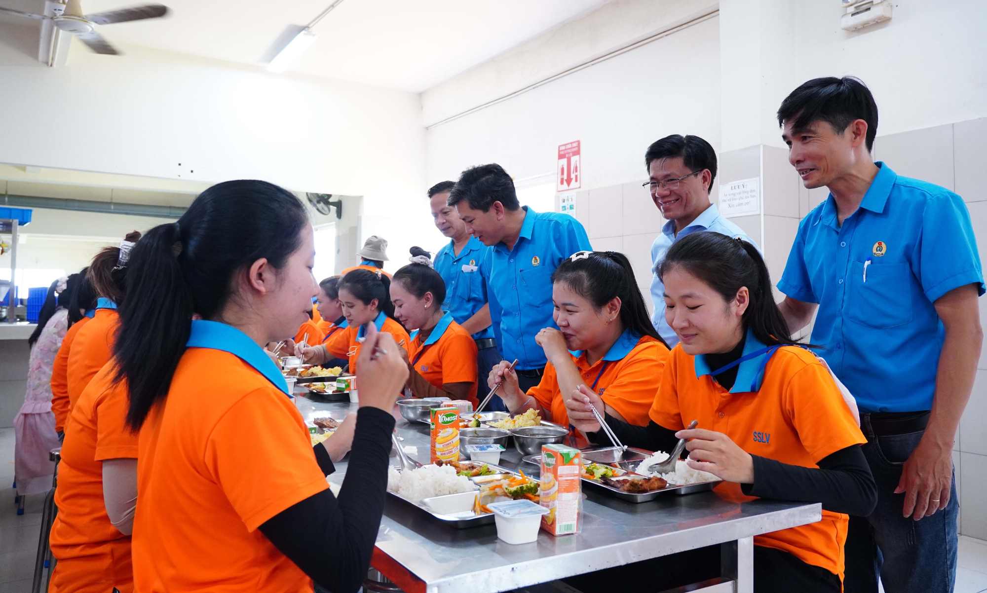 Representatives of the leaders of the Quang Ngai Provincial Labor Federation visit and talk with union members and workers participating in the "Trade Union Meal" at South Sea Leatherwares Vietnam Company. Photo: Huynh Thao