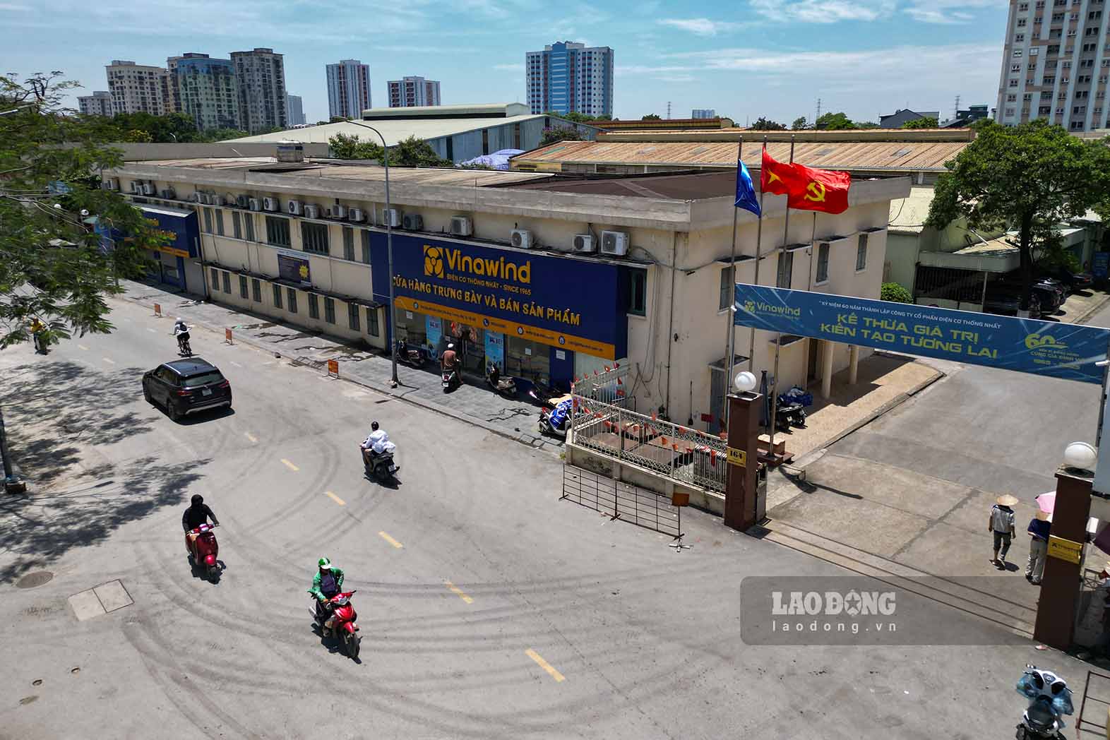 Ghi nhận của phóng viên ngày 23.5 cho thấy, cổng chính của nhà máy nằm trên phố Nguyễn Đức Cảnh, xung quanh là khu dân cư đông đúc và hệ thống hạ tầng đang phát triển đồng bộ.