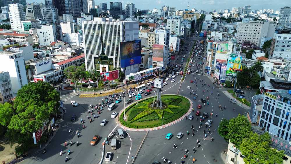 The traffic light system and median strip are installed and completed to serve the new traffic organization plan at Dien Bien Phu roundabout (HCMC). Photo: Anh Tu