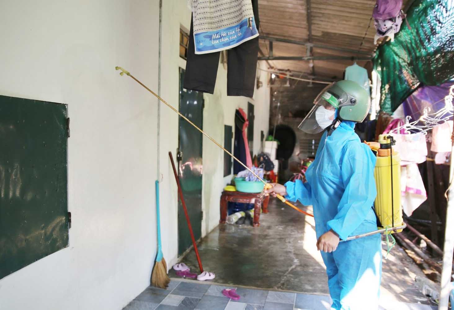 Spraying mosquito repellent to prevent dengue fever in Ha Tinh. Photo: Nhat Thang