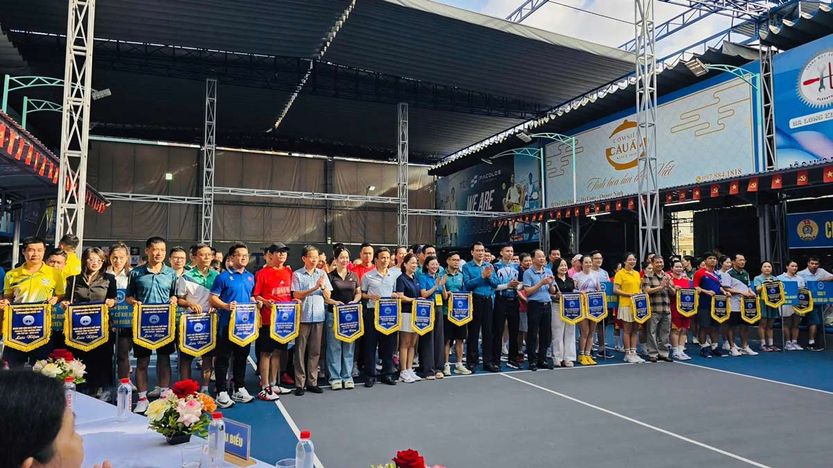 Awarding souvenir flags to delegations participating in the 14th Quang Ninh Provincial Culture and Sports Festival, 2026, Hong Gai ward cluster with 2 sports: pickleball and tug of war. Photo: Hong Gai Ward Trade Union