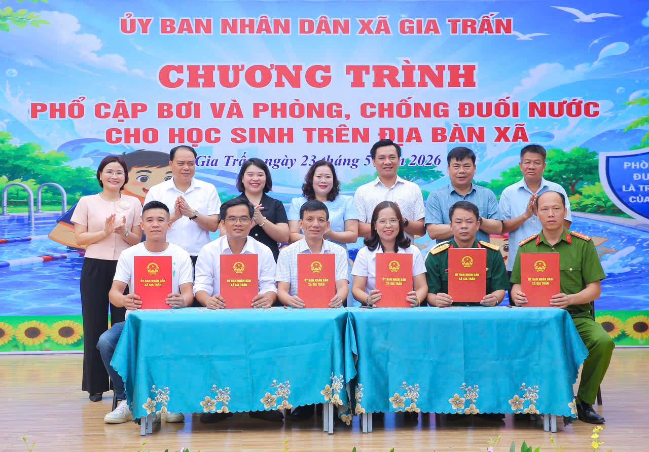 Gia Tran Commune People's Committee, Ninh Binh province organizes a program to popularize swimming and drowning prevention skills for students in the commune. Photo: Dieu Anh