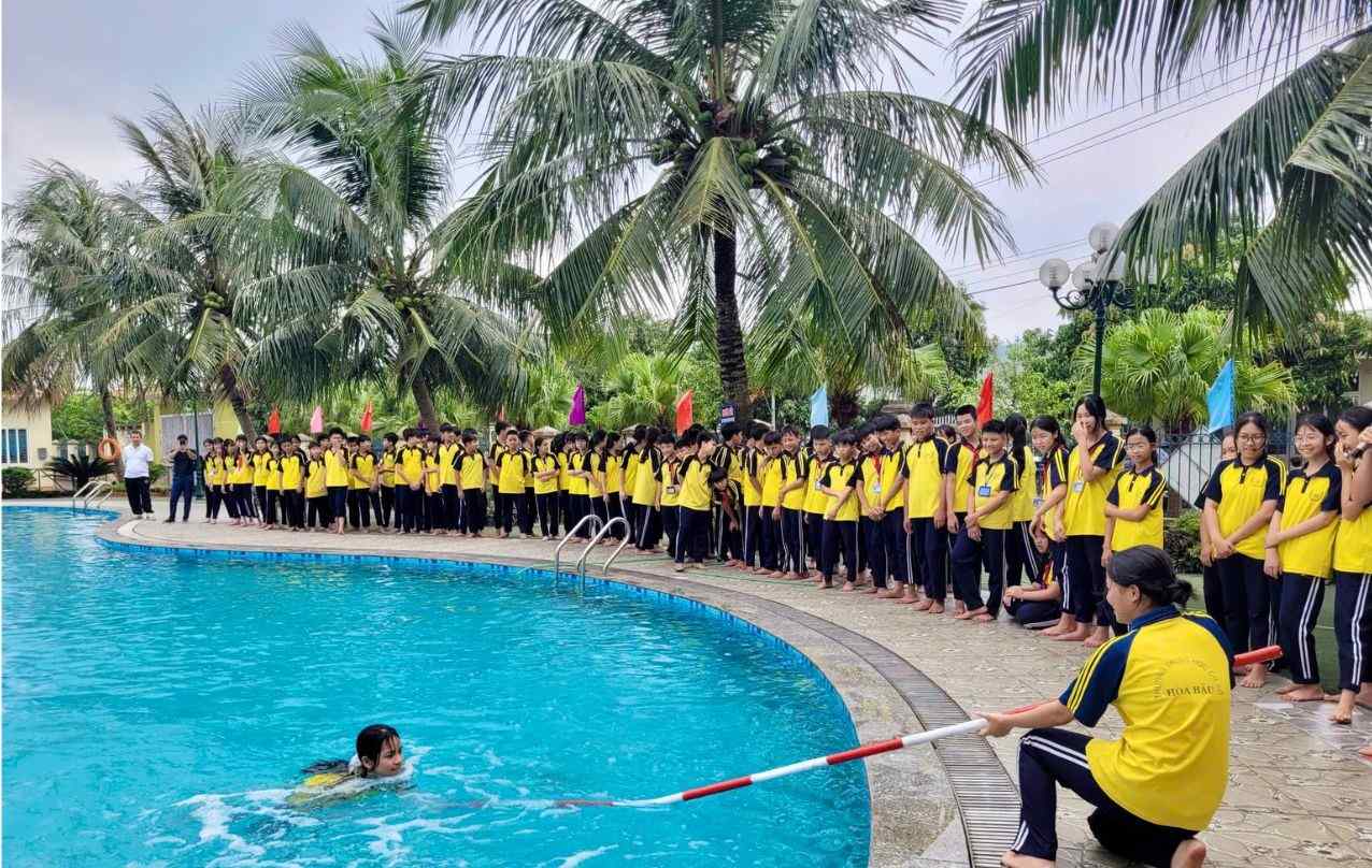 Học sinh Trường THCS Hòa Hậu, tỉnh Ninh Bình thực hành kỹ năng cứu hộ, xử lý tình huống dưới nước tại bể bơi dưới sự hướng dẫn của lực lượng chức năng và giáo viên. Ảnh: Diệu Anh