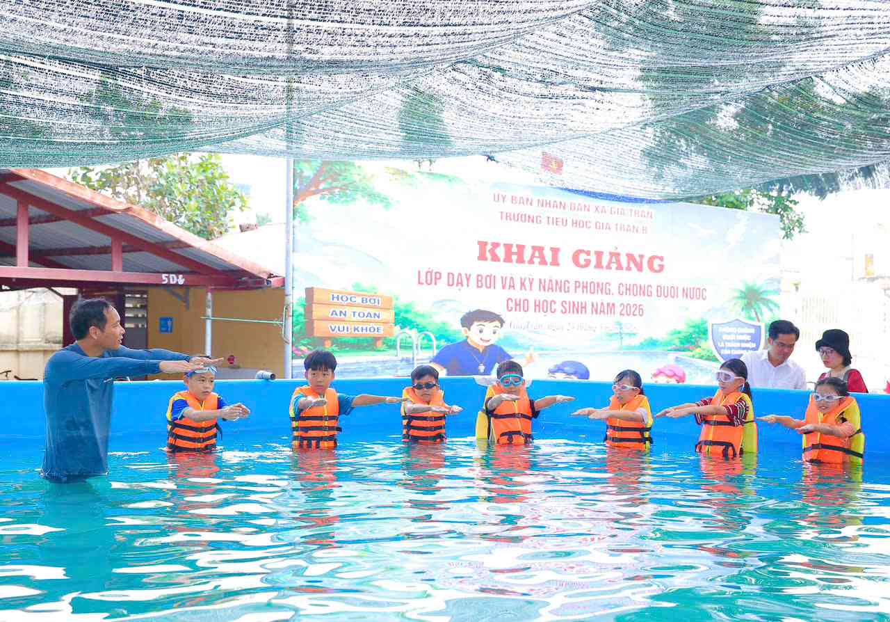 Trang bị những kiến thức cơ bản về phòng, chống đuối nước, kỹ năng bơi lội cho học sinh tại trường Tiểu học Gia Trấn B. Ảnh: Diệu Anh