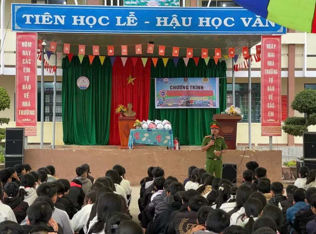 Ngoài hóa giải mâu thuẫn trong học sinh, Công an xã Ea Ning (tỉnh Đắk Lắk) còn tuyên truyền, phổ biến giáo dục pháp luật trong trường học. Ảnh: Nguyễn Hùng
