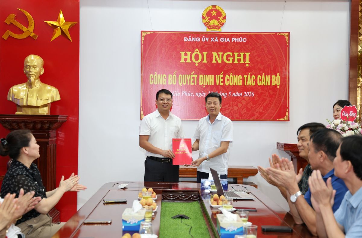 Xã Gia Phúc trao quyết định bổ nhiệm cán bộ Văn phòng Đảng ủy xã. Ảnh: Thông tin xã Gia Phúc