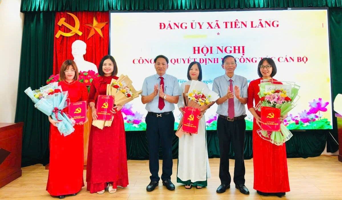 Tien Lang commune, Hai Phong announces decisions on personnel work. Photo: Tien Lang commune