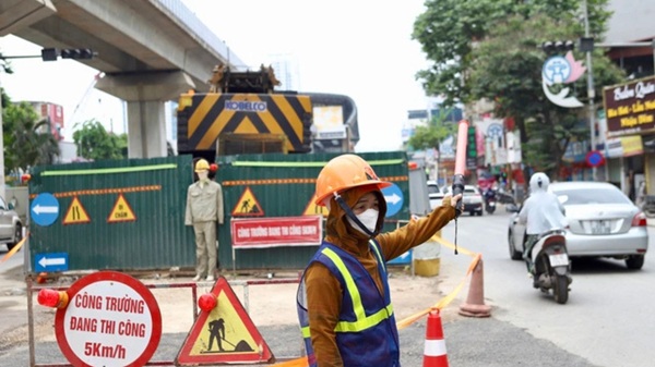Hanoi diverts traffic to speed up flood control. Photo: Minh Hanh