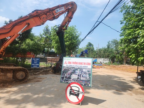 Hà Nội phân luồng giao thông để đẩy nhanh thi công chống ngập nội đô. Ảnh: Minh Hạnh