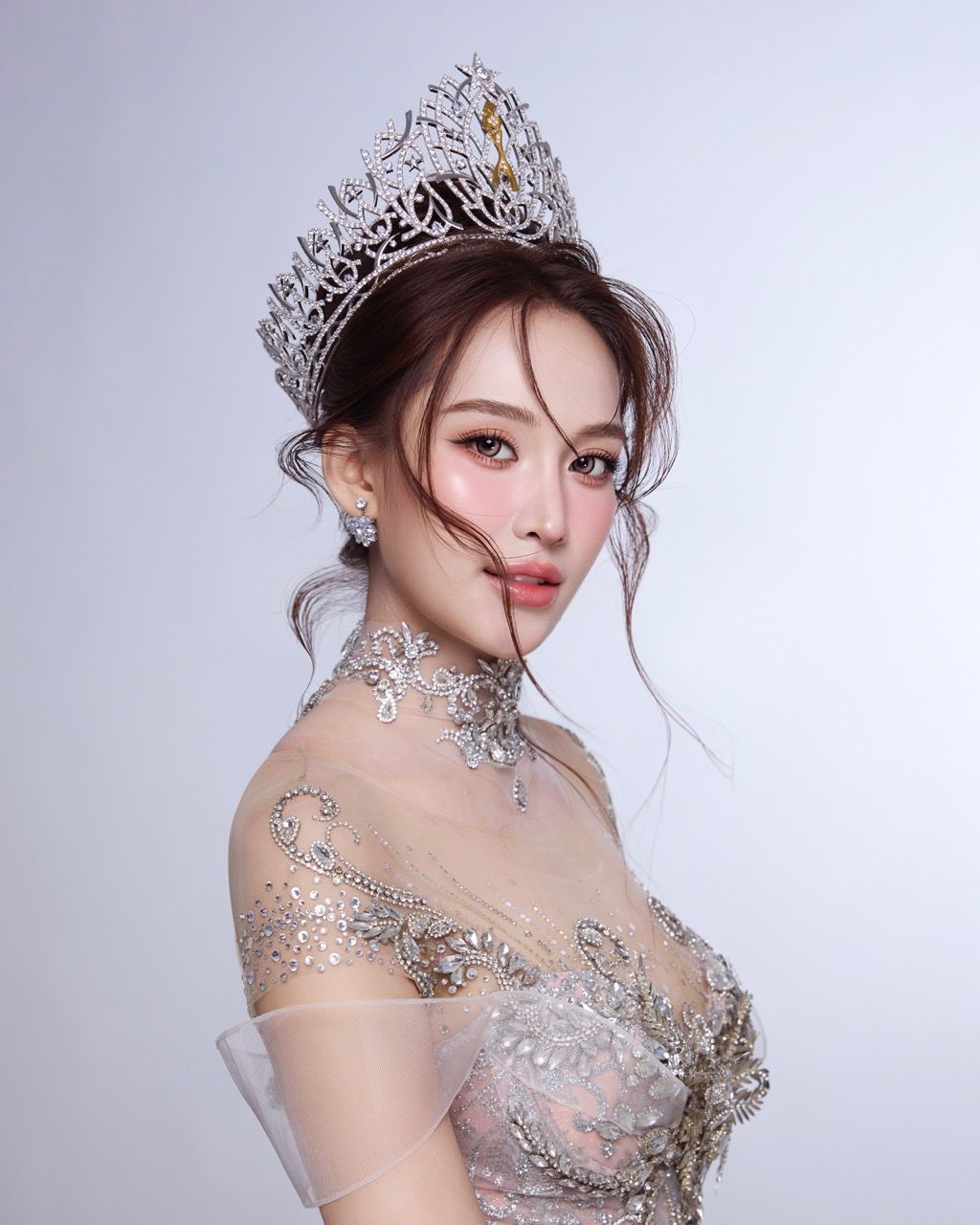 Trong bộ ảnh mới, Võ Cao Kỳ Duyên lựa chọn thiết kế đầm dạ hội xuyên thấu đính đá. Trang phục sử dụng chất liệu lưới cao cấp, kết hợp chi tiết đính kết thủ công nhằm tôn lên vóc dáng cùng làn da trắng sáng của nàng hậu.  