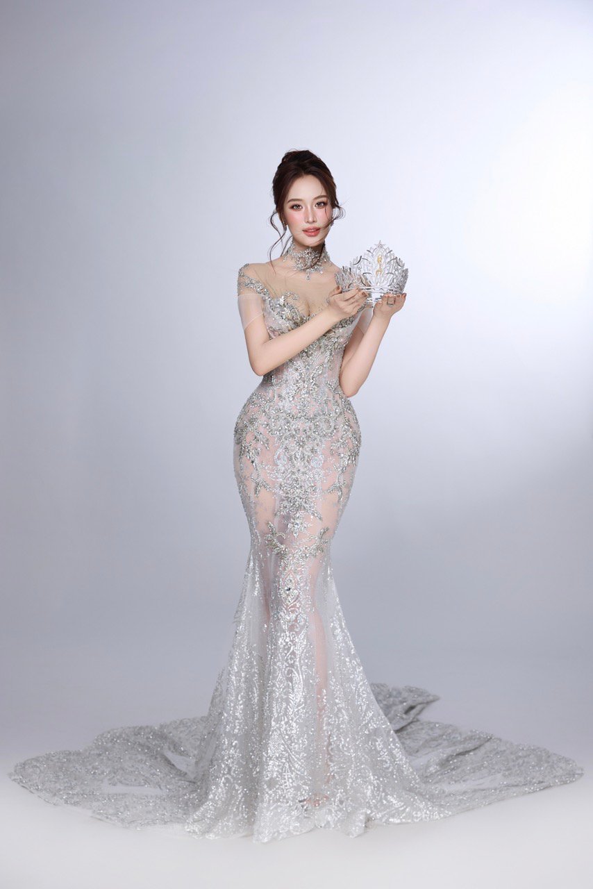 Điểm nhấn của thiết kế nằm ở phần tà váy xếp nếp mềm mại, tạo cảm giác thướt tha nhưng vẫn giữ được vẻ quyền lực của một đương kim hoa hậu. Người đẹp sinh năm 2005 cũng gây chú ý khi đội vương miện trong bộ ảnh, thể hiện hình ảnh trưởng thành sau gần 2 năm đương nhiệm.  