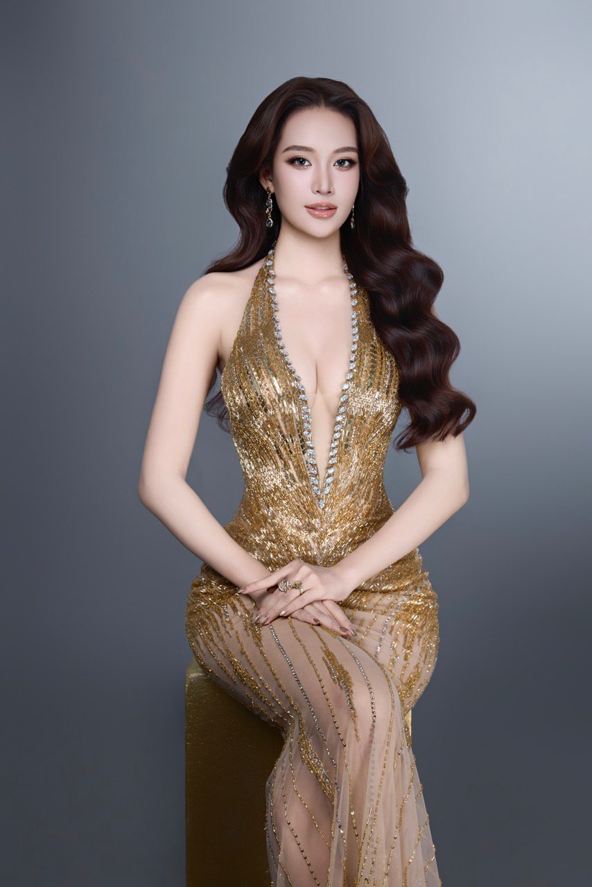 Phong cách trang điểm của nàng hậu cũng có sự thay đổi theo từng layout. Nếu ở bộ váy trắng, cô chọn tông mắt khói sắc sảo cùng mái tóc búi sang trọng, thì ở bộ váy vàng, người đẹp chuyển sang kiểu tóc xõa tự nhiên kết hợp lối makeup tông nâu tây hiện đại.  