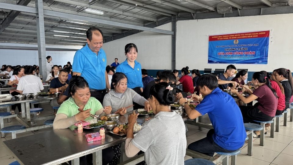 Trade Union Meal" brings a cozy and uniting atmosphere to nearly 700 union members and workers at New Mingda Vietnam Co., Ltd. Photo: Hoang Loc