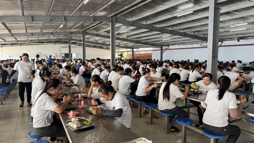 Công nhân, người lao động Công ty TNHH New Mingda Việt Nam tham gia “Bữa cơm Công đoàn” với suất ăn trị giá 70.000 đồng. Ảnh: Hoàng Lộc