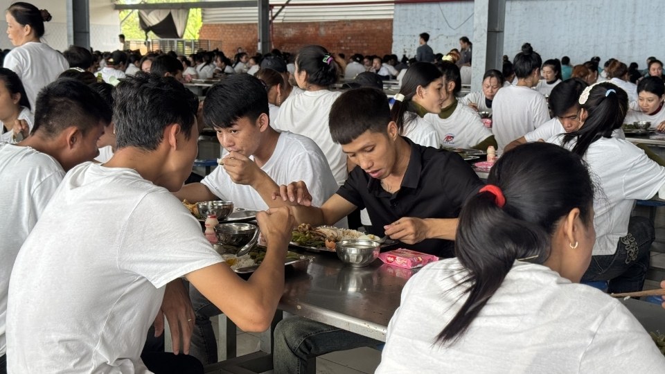 Chương trình “Bữa cơm Công đoàn” góp phần nâng cao đời sống, tinh thần cho công nhân lao động. Ảnh: Hoàng Lộc
