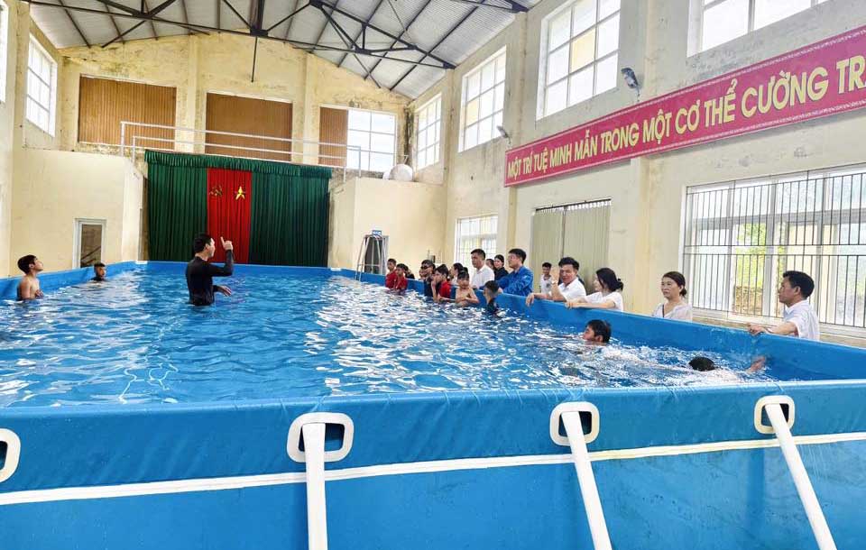 Dạy bơi miễn phí cho trẻ em. Ảnh: Đoàn Tuấn