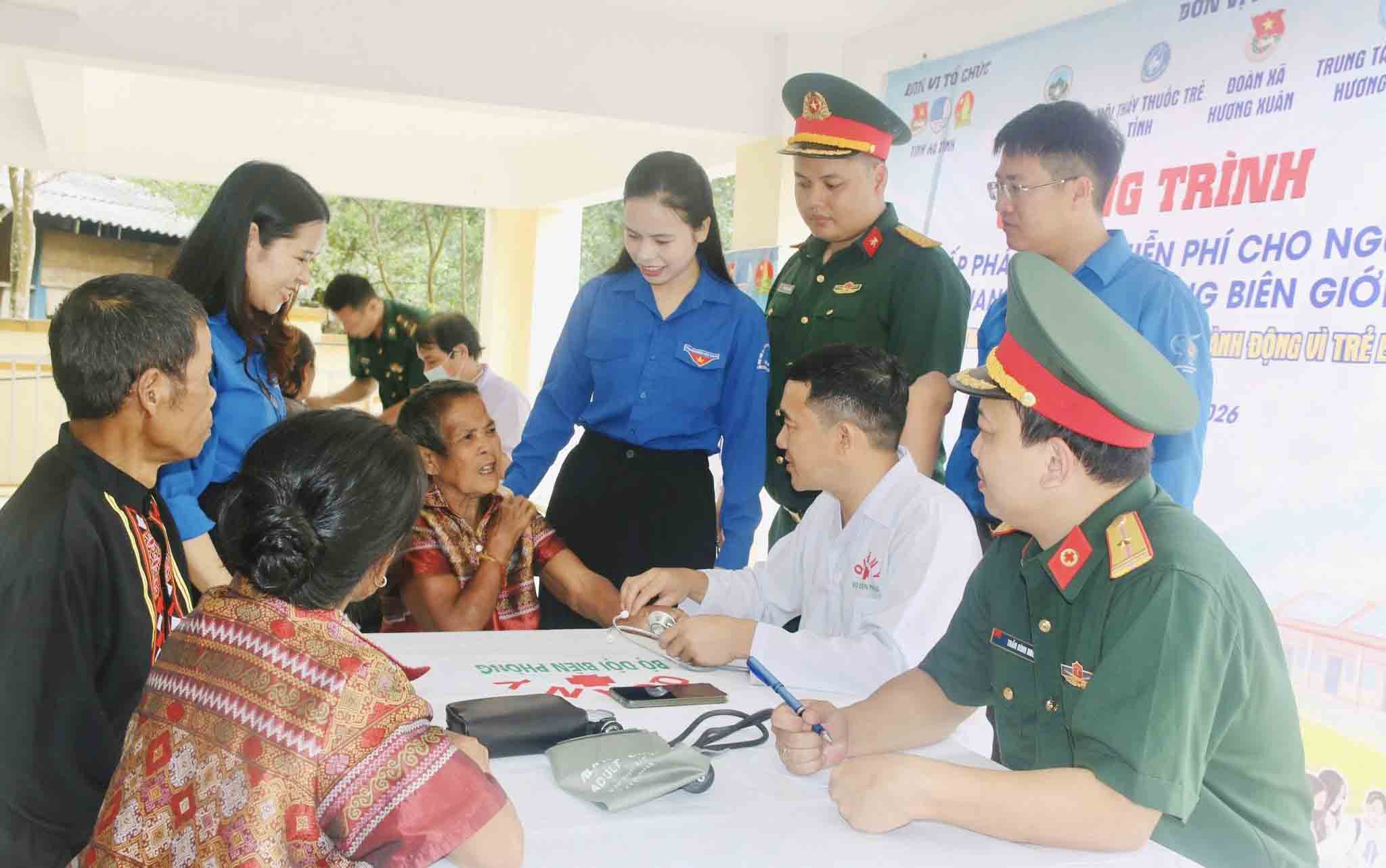 Free health check-up activities for the Chut ethnic people of Ha Tinh Youth. Photo: Doan Tuan