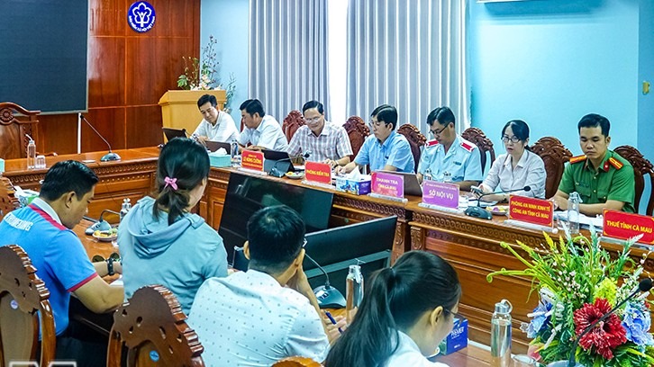 BHXH Cà Mau cùng đoàn liên ngành làm việc với các đơn vị chậm đóng bảo hiểm. Ảnh: BHXH Cà Mau.