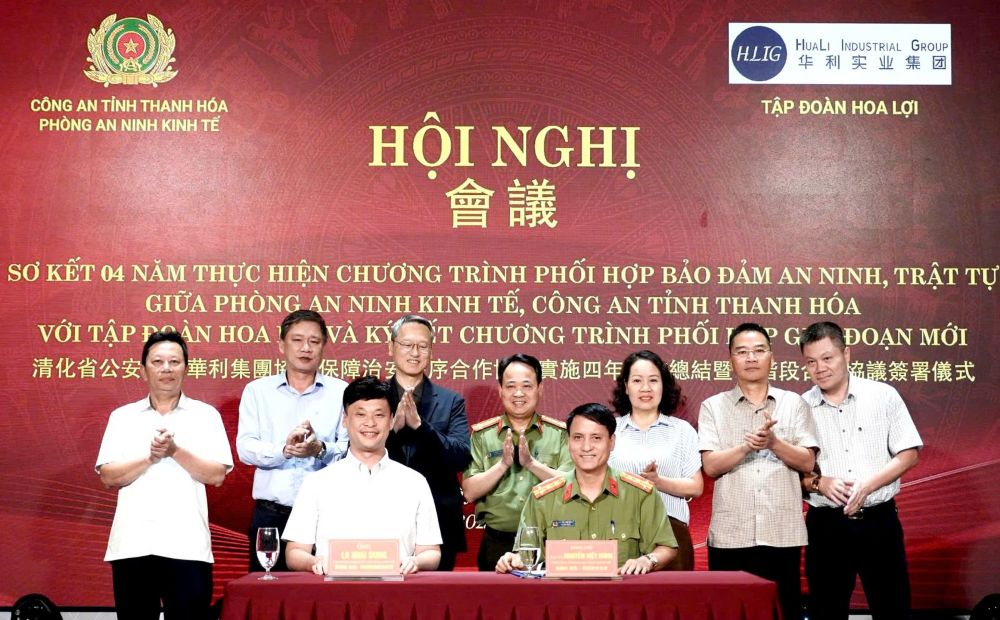 Phòng An ninh kinh tế, Công an tỉnh Thanh Hóa và đại diện Tập đoàn Hoa Lợi ký kết chương trình phối hợp bảo đảm ANTT trong giai đoạn mới. Ảnh: Công an Thanh Hóa