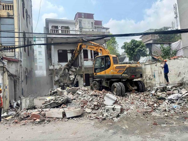 People reflect that 100% of residential land is recovered to build urban residential areas, but compensation money is not enough to pay land use fees for resettlement. Photo: Khanh An