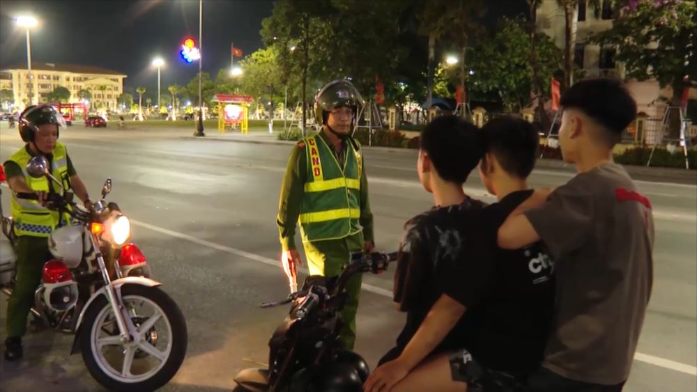 Dong Hoi Ward Police strengthen night patrols, handling young people violating traffic laws. Photo: Thanh Trung