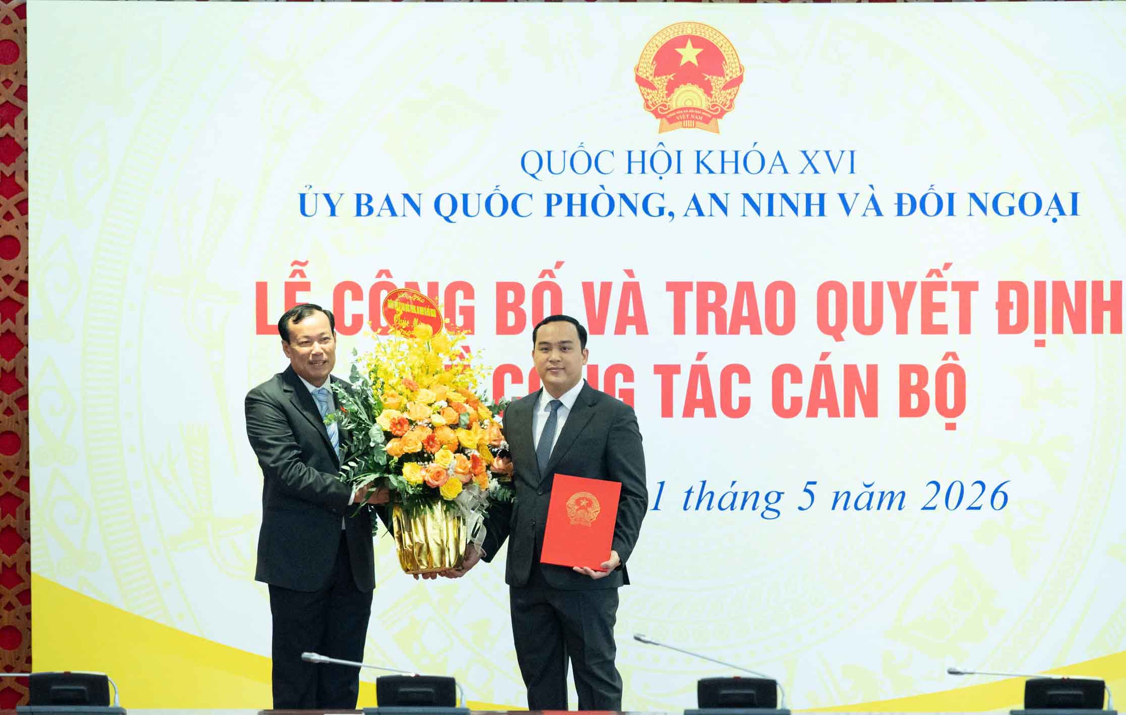 Chairman of the National Defense, Security and Foreign Affairs Committee - Senior Lieutenant General Le Tan Toi (left) - presents the appointment decision and flowers to Director of the Department of National Defense, Security and Foreign Affairs Nguyen Van Khoa Diem. Photo: N.Thanh